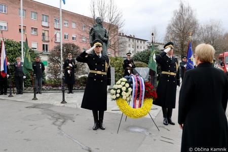 Predsednica Republike Slovenije dr. Nataša Pirc Musar k spomeniku Rudolfa Maistra – Vojanova položila cvetje (7)